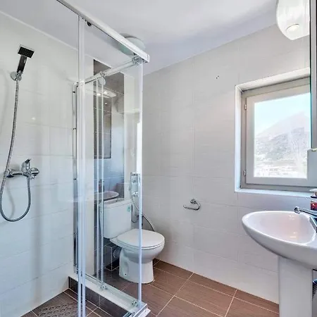 بيت ضيافة Eri Kini